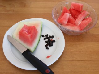 草莓思慕雪,西瓜去除籽，切大块。
