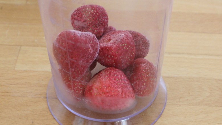 草莓思慕雪,冷冻草莓倒入料理机桶中。
