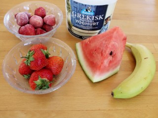 草莓思慕雪,备好材料：新鲜和冷冻草莓各100克、香蕉1根、西瓜肉150克、酸奶120克
