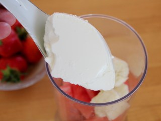 草莓思慕雪,酸奶舀到料理机桶中。
