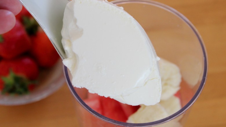 草莓思慕雪,酸奶舀到料理机桶中。
