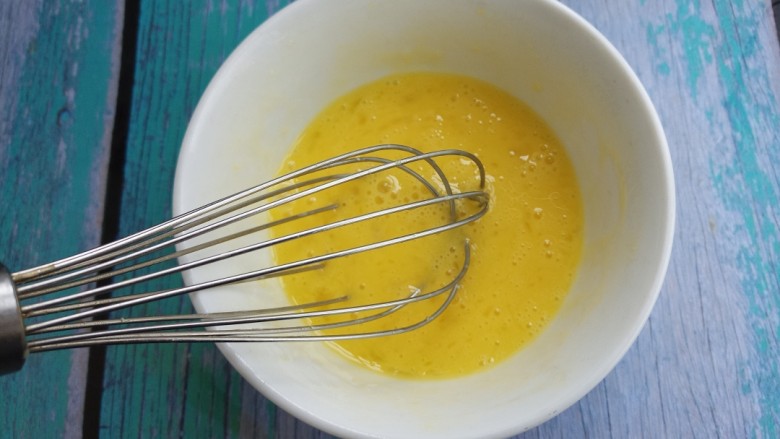 黄油煎吐司,用打蛋器搅拌均匀。