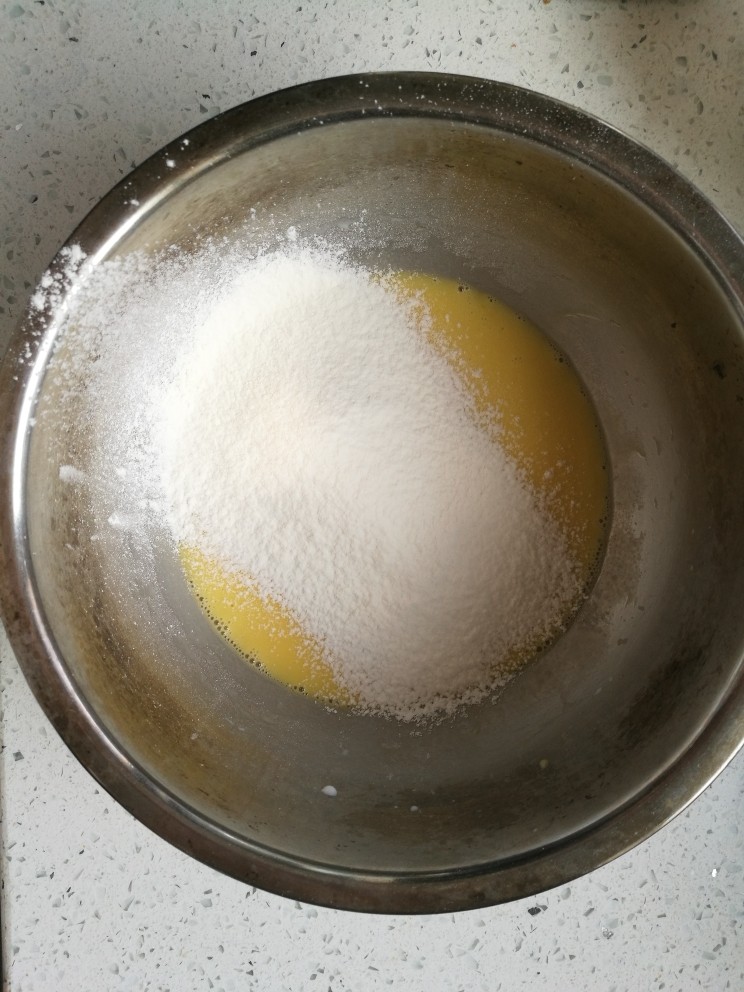 详解舒芙蕾厚松饼,把低粉过筛进蛋黄糊搅拌均匀