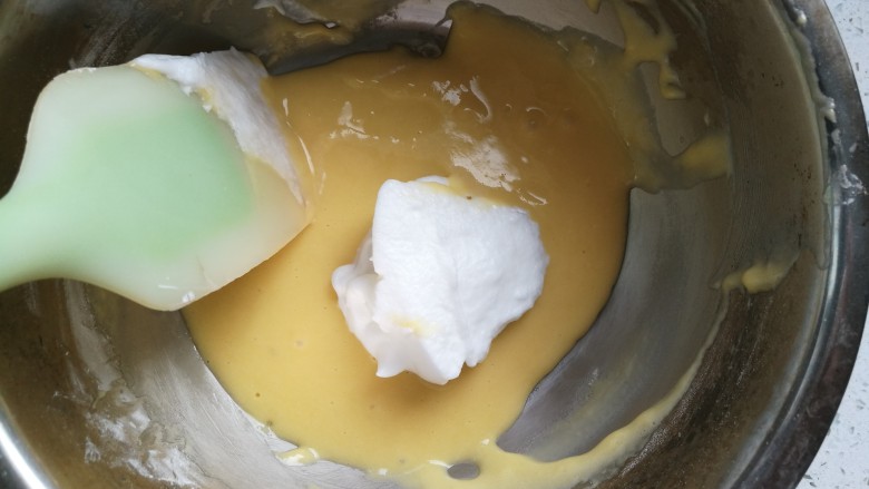 详解舒芙蕾厚松饼,开始混合蛋黄蛋白糊，先取一小块蛋白糊混入蛋黄糊