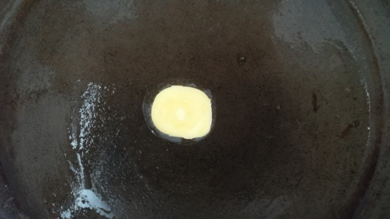 详解舒芙蕾厚松饼,平底不粘锅放一块黄油融化，转动锅底使油均匀铺满锅面。全程小火，最小火哦