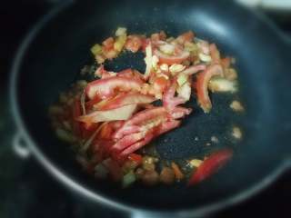西红柿鸡蛋面,锅里重新放芥花油，下蒜，姜末爆香