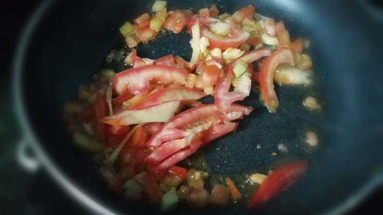 西红柿鸡蛋面,锅里重新放芥花油，下蒜，姜末爆香