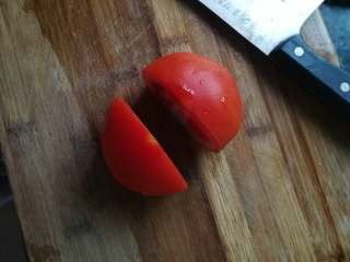西红柿鸡蛋面,西红柿一分为2