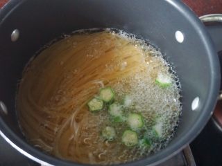 焗奶香白酱面,锅里煮开水后放入意面煮5分钟，后面2分钟时放入秋葵一起焯熟