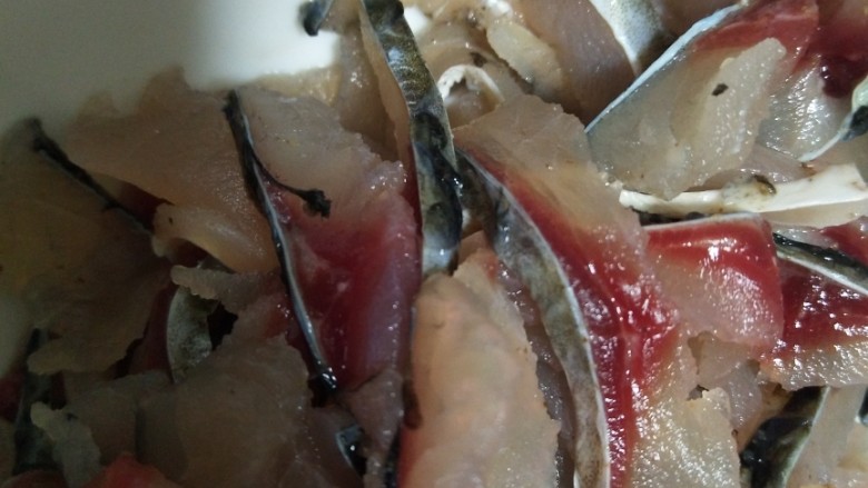 鲜味粥,切好鱼片 加入料酒 水淀粉抓透备用。