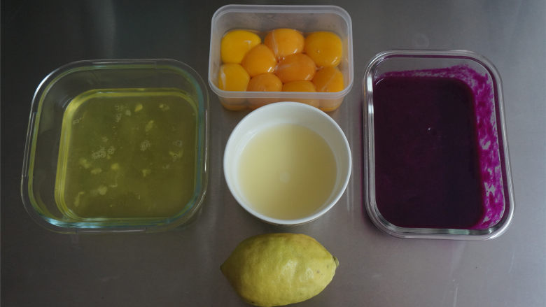 婴幼儿辅食：果味溶豆,火龙果用料理机打成泥，过筛备用。<a style='color:red;display:inline-block;' href='/shicai/ 1117'>蛋白</a>蛋黄分离备用。柠檬榨汁备用。
