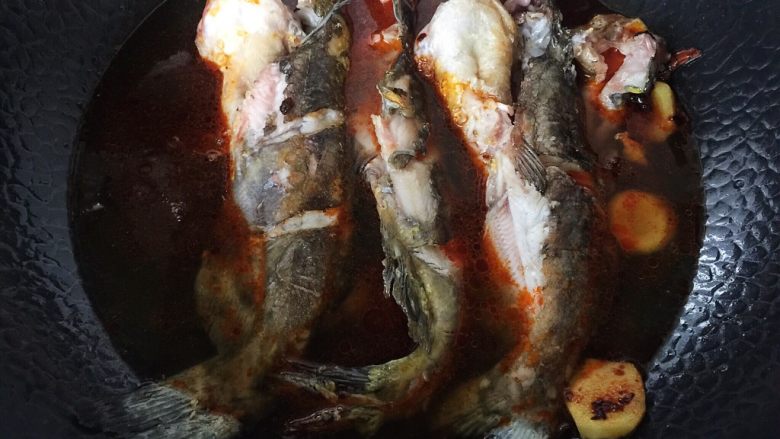 辣炖昂刺鱼（黄辣丁）,水大至浸没半个鱼身，盖上锅盖，中小火炖煮