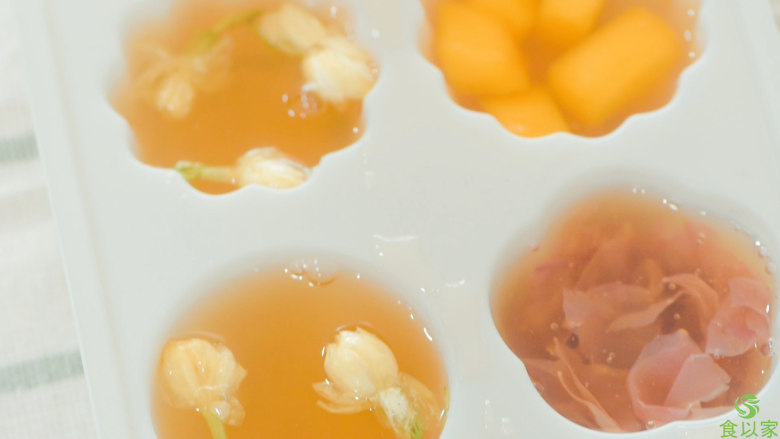 果冻,倒入琼枝的汤汁，静置2-3小时，就可以成型。想要加快成型时间，可以将模具放在冷水中静置。