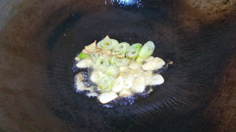 素烧橄榄豆,油熟放入葱姜蒜爆香