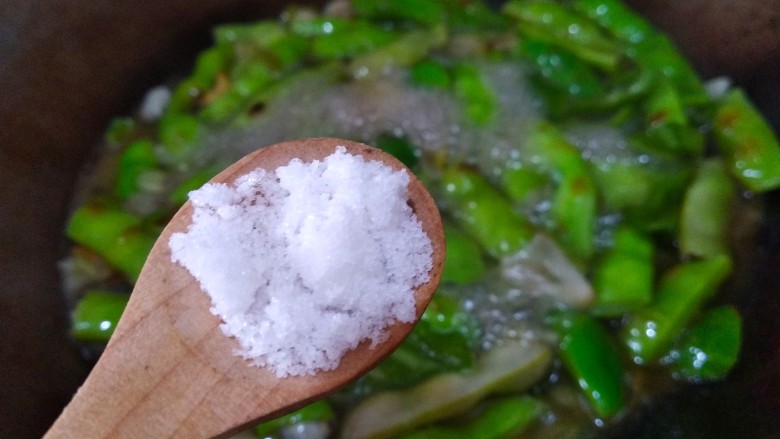 素烧橄榄豆,水开后，放适量的食盐搅拌均匀，继续盖盖子焖。