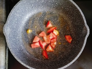 宝宝辅食—番茄豆腐杂蔬面,锅内倒入少许油，放入番茄翻炒
