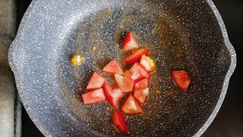 宝宝辅食—番茄豆腐杂蔬面,锅内倒入少许油，放入番茄翻炒