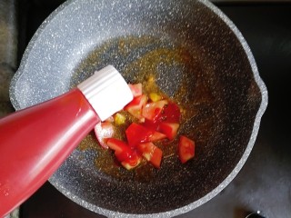 宝宝辅食—番茄豆腐杂蔬面,番茄炒出汁后，挤入适量的番茄酱翻炒均匀