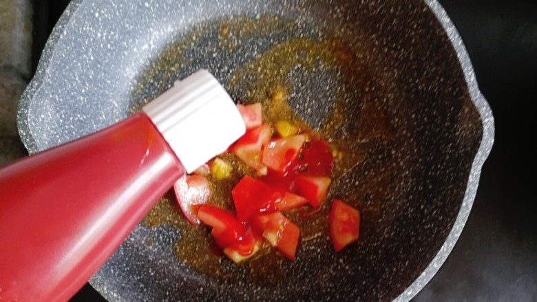 宝宝辅食—番茄豆腐杂蔬面,番茄炒出汁后，挤入适量的番茄酱翻炒均匀
