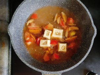 宝宝辅食—番茄豆腐杂蔬面,水煮开后，放入卡通豆腐煮