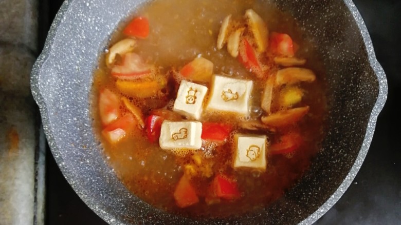 宝宝辅食—番茄豆腐杂蔬面,水煮开后，放入卡通豆腐煮