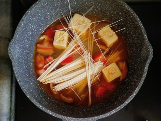 宝宝辅食—番茄豆腐杂蔬面,煮至豆腐变软后，放入适量的面