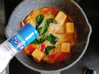 宝宝辅食—番茄豆腐杂蔬面,所有食材煮熟后，怕适量的盐炒匀出锅