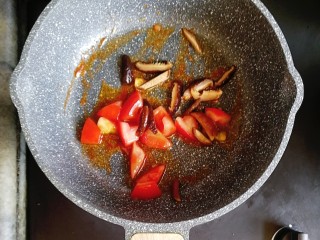 宝宝辅食—番茄豆腐杂蔬面,放入香菇翻炒片刻