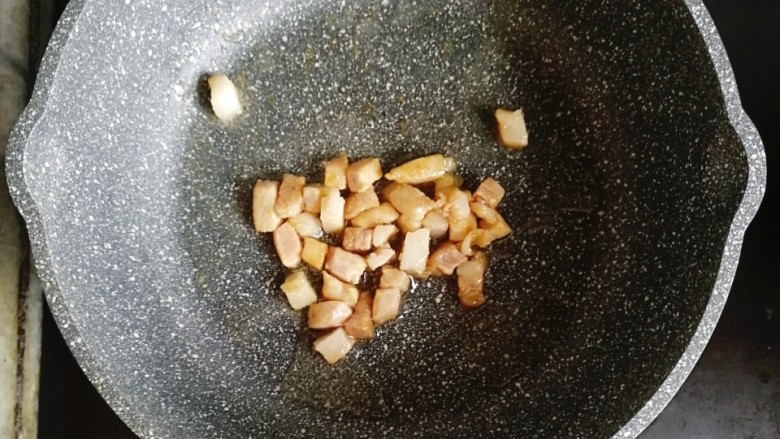 宝宝辅食—杂蔬虾皮猪肉烩饭,锅内少许油，倒入腌好的猪肉翻炒至变色
