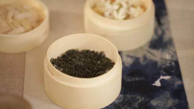 【茉莉熏茶】,将烘青绿茶直接铺于另一小竹屉内，再将绿茶竹屉置于茉莉花屉之上，盖好盖子