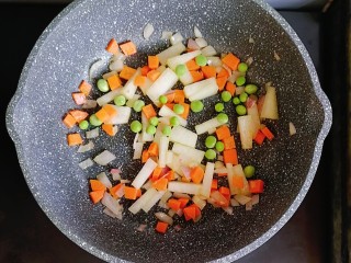 宝宝辅食—冬瓜蔬菜烩饭,接着倒入豌豆翻炒均匀
