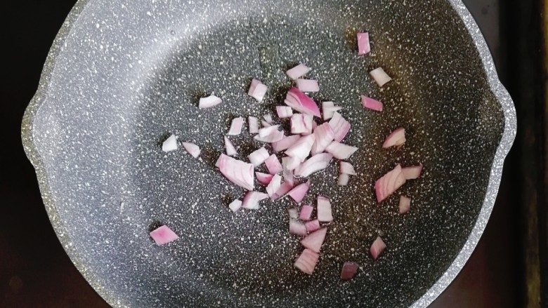 宝宝辅食—冬瓜蔬菜烩饭,锅内倒入少许油，放入洋葱炒香