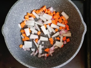 宝宝辅食—冬瓜蔬菜烩饭,倒入胡萝卜和冬瓜翻炒片刻