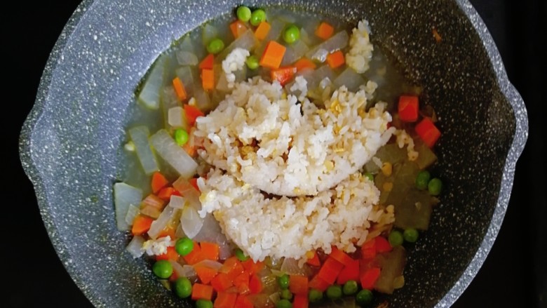 宝宝辅食—冬瓜蔬菜烩饭,煮至蔬菜基本熟了，汤汁收了一半，倒入一碗熟米饭，翻炒均匀，再焖煮一会