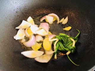 番茄土豆炖牛腩,大火加热炒锅中的油，放入香葱结（或大葱1根，切成大段）、老姜片和洋葱炒出香气。