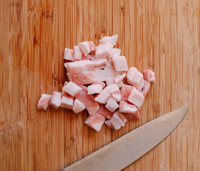 炼制猪油,切成小方块。