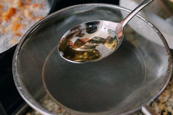 炼制猪油,用细网过滤到耐热的罐子里。随着猪油的越来越多，你要一勺勺的这样分离出来。