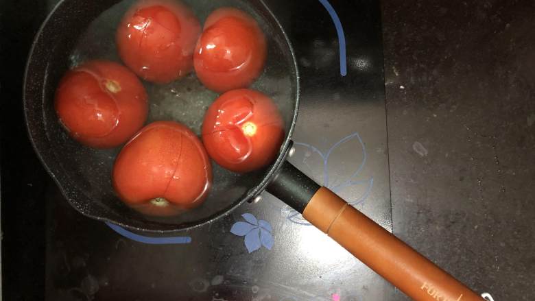 自制番茄酱,放在已经烧开的水中煮30秒就可以捞出
