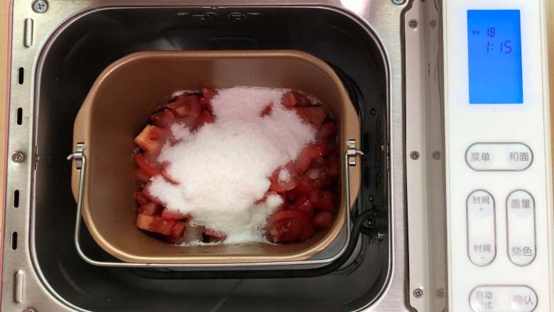 自制番茄酱,切好丁的番茄码入面包机桶内，开始果酱程序