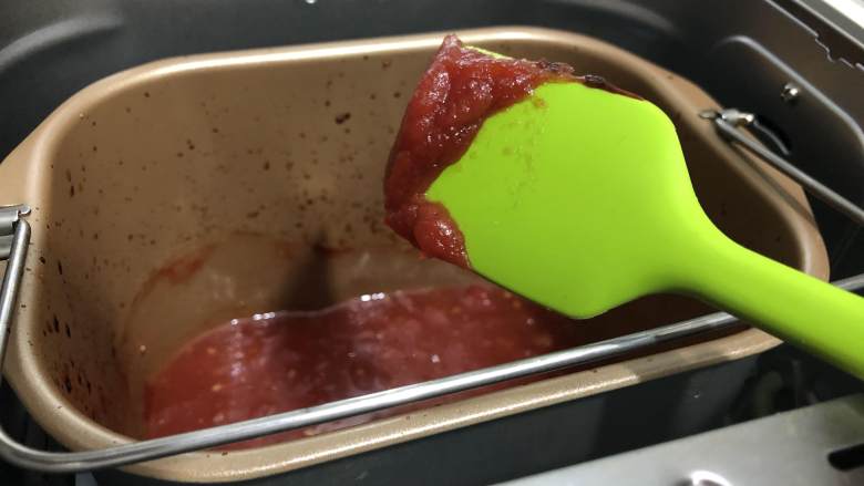 自制番茄酱,翻炒好的番茄酱，可以挂在刮刀上就可以了