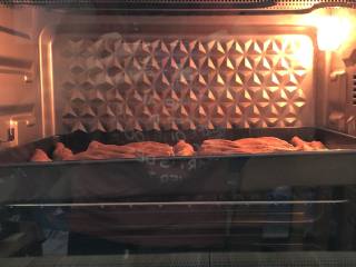 可可面包棒,送进预热的的烤箱，上下火170度18分钟