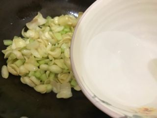 鲜百合青瓜丁,加适量热开水，再翻炒1分钟