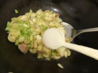 鲜百合青瓜丁,待汤汁收紧后加一小勺细盐