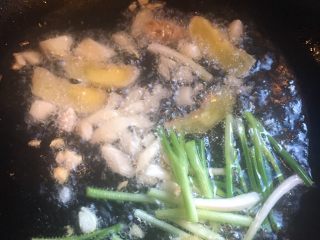 酱香鸡爪,锅里放油烧热后放入姜片  蒜末  葱段煸炒出香味