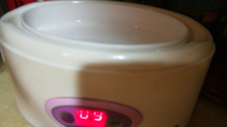 瘦身早餐，鸡蛋蓝莓牛油果思慕雪,加入<a style='color:red;display:inline-block;' href='/shicai/ 219'>牛奶</a>搅拌均匀，放入酸奶机中，设置制作时间九个小时。