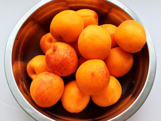 杏酱,将杏果洗净沥水。