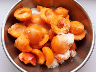 杏酱,加入细砂糖和水拌匀。