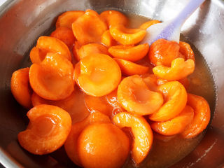 杏酱,然后全部倒入锅中，开中火加热。