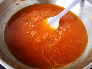 杏酱,继续加热，使水分不断挥发。