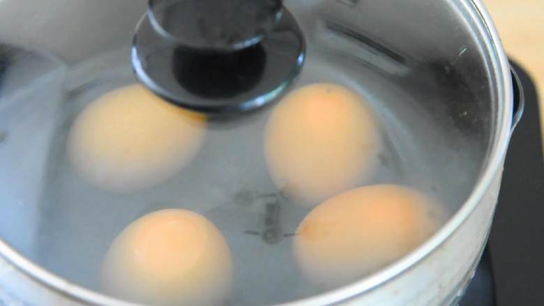 啤酒卤蛋烧排骨—吸收了肉汁的鸡蛋，比肉还好吃,鸡蛋冷水入锅，大火煮10分钟。